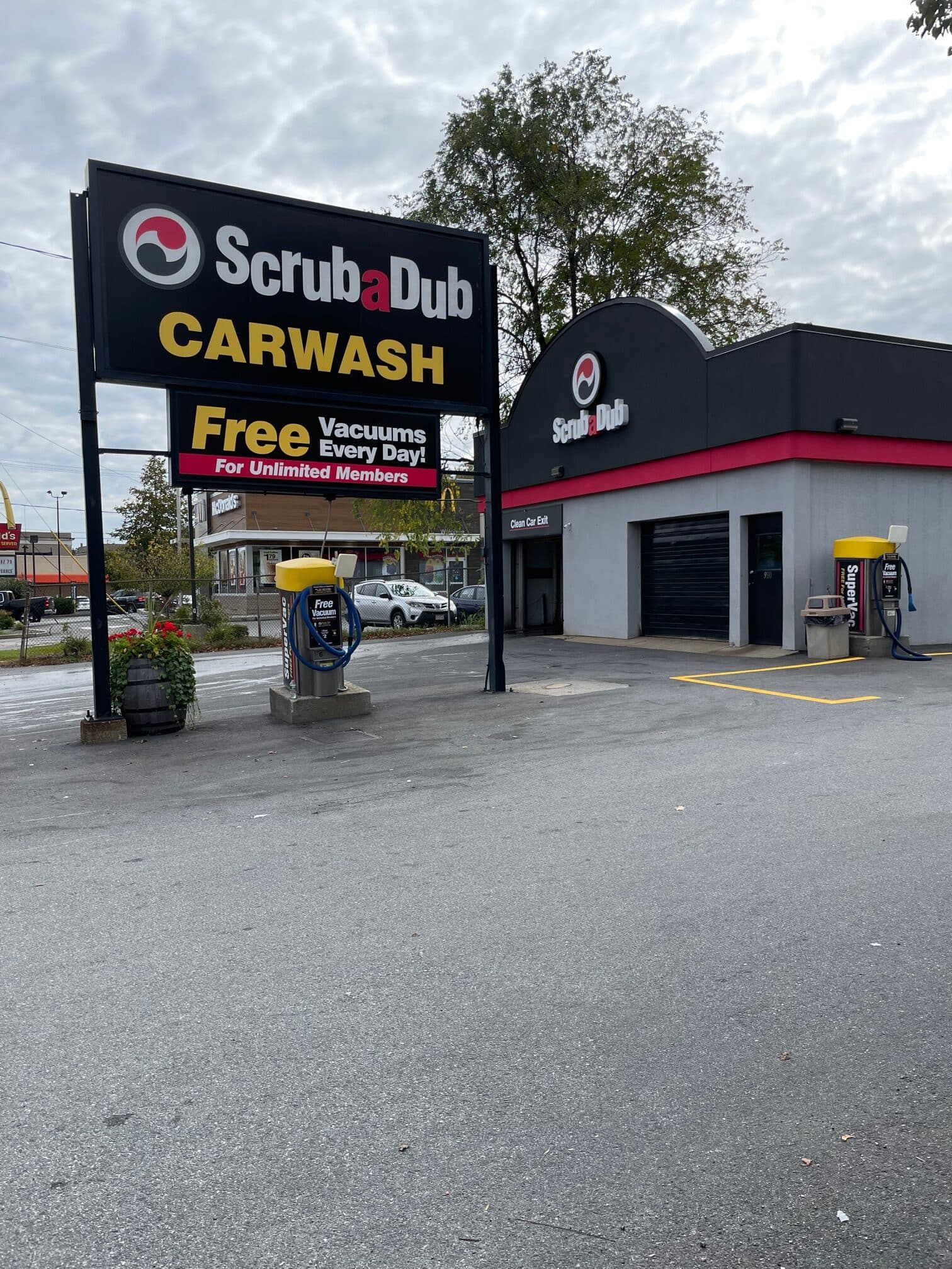 ScrubaDub Carwash pylon sign advertising free vacuums for Unlimited members beside the Grafton Street wash building in Worcester